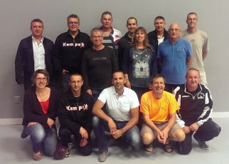 Les membres du bureau du Handball-club se sont réunis avec, de gauche à droite et de haut en bas, G. Stéphan, T. Pelleau, R. Le Bellec, Y. Caradec, B. Le Roux, M. Le Donge, A. Cnudde, L. Liber, S. Le Donge, N. Coeur, R. Le Grand, P. Sagel, Y. Coeur et H. Thillmany