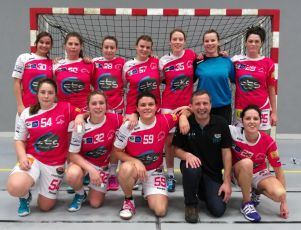Les seniors filles 1 après leur victoire : Marie Legrand, Marine Leroy, Laurine Legrand, Typhaine Mazeas, Justine Paul, Anne-Laure Hémidy, Julie Leroy ; Orlane Coeur, Laeticia Coeur, Stéphanie Jacob, Youn Coeur (coach) et Lenaig Trapateau.