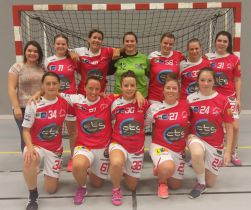 Les seniors filles 2 avant leur victoire avec, de gauche à droite, debout : Manon Rebut (coach), Juliette Barré, Élira Vautier, Cassandre Le Hir, Typhaine Mazéas, Pauline Moelo, Mathilde Le Bras. Au premier plan : Anne-Julie Gonot, Gaëlle Le Fur, Margaux Bongiovanni, Coralie Le Bellec et Lucie Tardivel