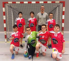 Les gars 2 de moins de 13 ans qui, bien que tous débutants en handball, sont actuellement 4e e de leur championnat. Debout, Rudy Vasserat, Maël Pellae, Victor Pellae (coach), Dorian Corbel; accroupis, Hugo Boutineau, Simon Glémarec, Ruben Guillou, Kelyan Le Guen, Lonny Sigrist (absent)