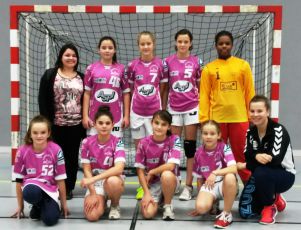 Les filles de moins de 14 ans ( de gauche à droite et de haut en bas) : Manon Rebut (coach), Laura Damour, Prisca Paleczny, Emma Tallec, Prisca Montavornan-Mounoussamy, Loann Mevellec, Jeanne Barre, Pauline Gouasmat, Caitleen Briand et Anne-Laure Hemidy, coach