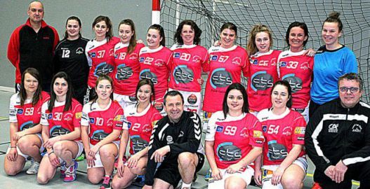 Les féminines du HBC Briec. Debout (de gauche à droite) : Thierry Béghin (coach-adjoint), Cassandre Le Hir, Elodie Le Rest, Laurine Le Grand, Yuna Baron, Solène Madec, Tiphaine Mazéas, Laëtitia Coeur, Marie-Anne Pann, Anne-Laure Hémidy; accroupis : Amélie Menguy; Mathilde Le Bras, Coralie Le Bellec, Marie Legrand, Yves Coeur (coach), Manon Rébut, Orlane Coeur, Thierry Pelleau (président; absentes : Marianne Carton, Pauline Moëlo, Audrey Pann, Stéphanie Jacob)