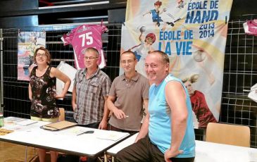 Nathalie Coeur, Ronan Le Bellec, Rémi Le Grand, Hervé Thilmany, membres du club de handball, étaient présents au Forum des associations où ils ont enregistré la signature de nouvelles recrues.