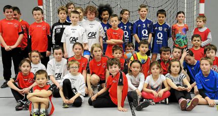 Une petite pause photographique des jeunes handballeurs avant de reprendre les matchs