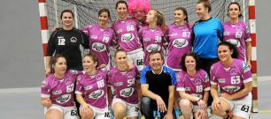 Victoire par 21 à 13, en Coupe de France, des seniors filles 1 handball, ci-dessus avec le coach, Youenn Coeur.